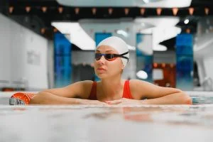Nageuse au repos sur le bord de la piscine