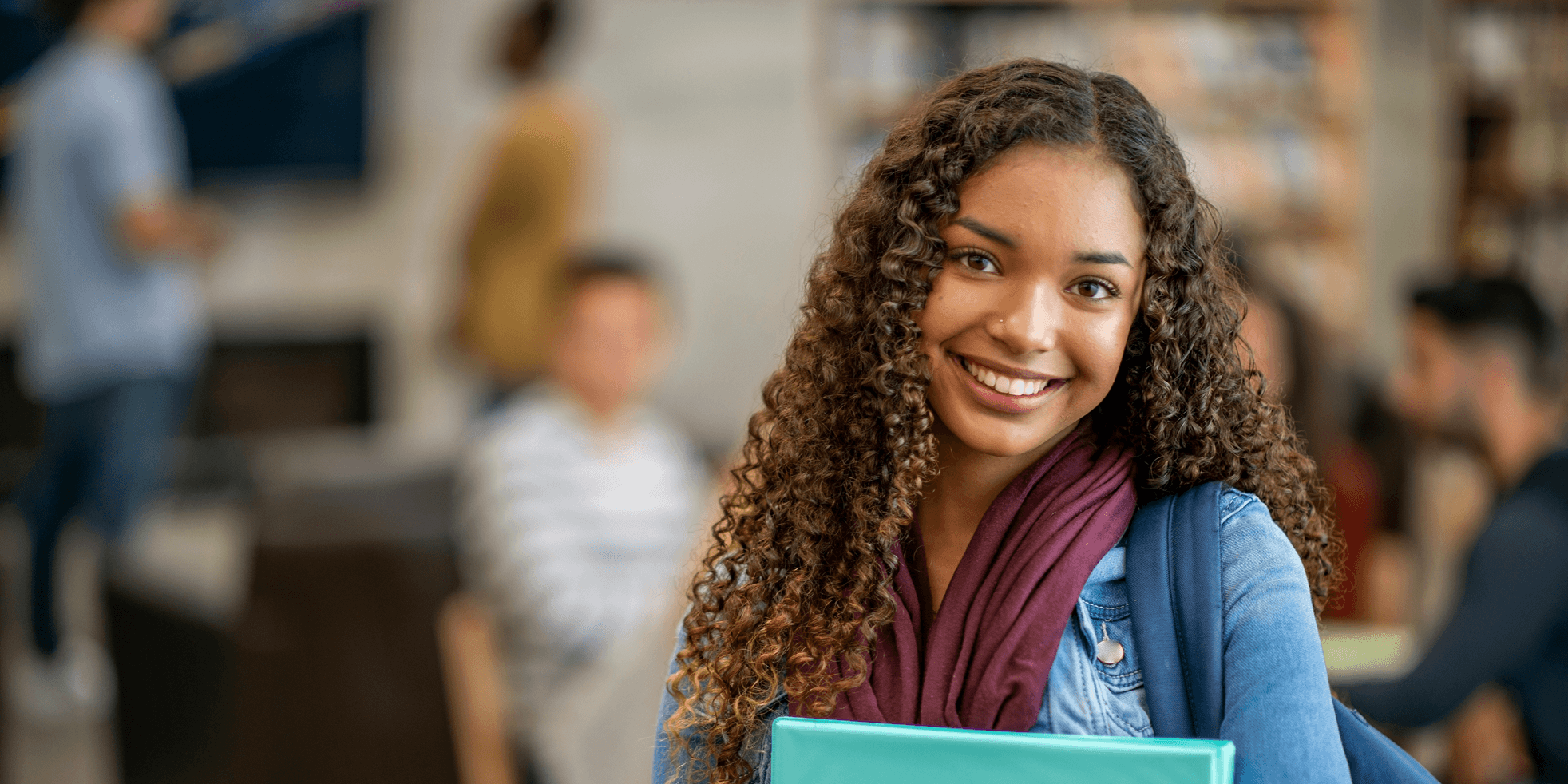 Étudiante souriante avec son sac à dos et son cartable, illustrant les études collégiales.